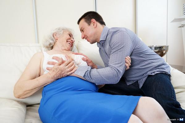 16P Naughty granny doing her toy boy