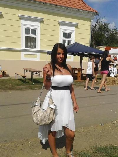 5P Heavy-chested amateur hottie displays her juicy juggs