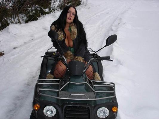 12P Busty Schokomaus in latex and fishnets outdoors