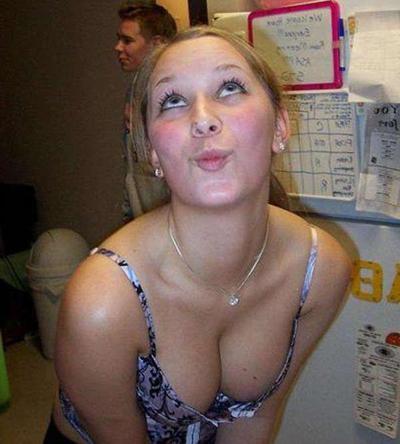 15P Pictures of heavy-chested bikini babes