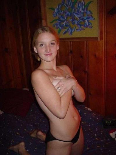 15P Blonde aux gros seins s'étalant pour la cam de son petit ami