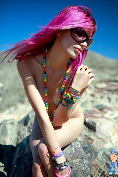 15P Fêtarde aux cheveux violets super sexy et maigre, nue au soleil