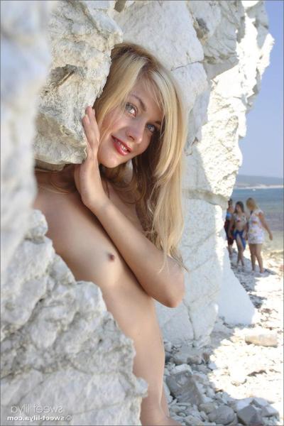 12P La joven caliente sweet lilya se quita el bikini en chalk hills