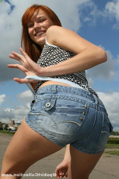 15P Les shorts en jean rendent le cul de cette poupée encore plus sexy
