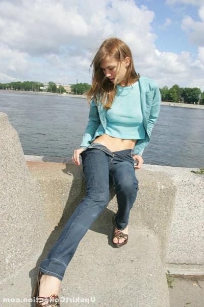 15P Bubble Booty se fait prendre par un jean moulant