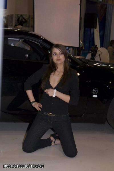 15P La blusa de esta nena es espiada cuando posa cerca del auto