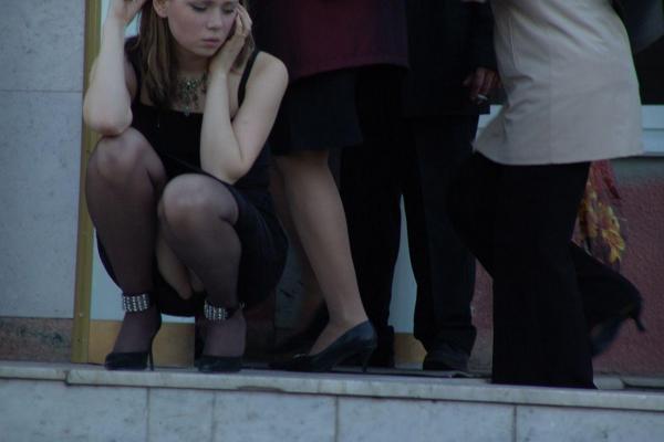 12P Vue en jupe haute d'une pom-pom girl chaude de jolies étudiantes