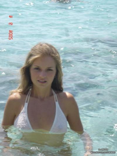 15P Girls in wet bikinis recorded in various poses