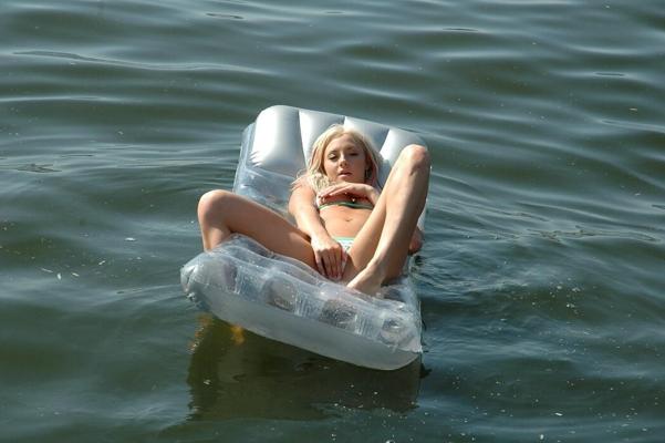 15P Jolie jeune blonde en bikini jouant dans le lac par une chaude journée d'été