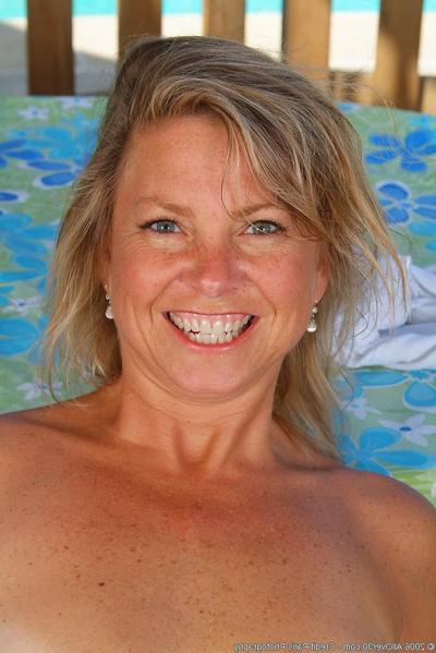16P hot blonde middle aged MILF in bikini sticks an ice cube in puss