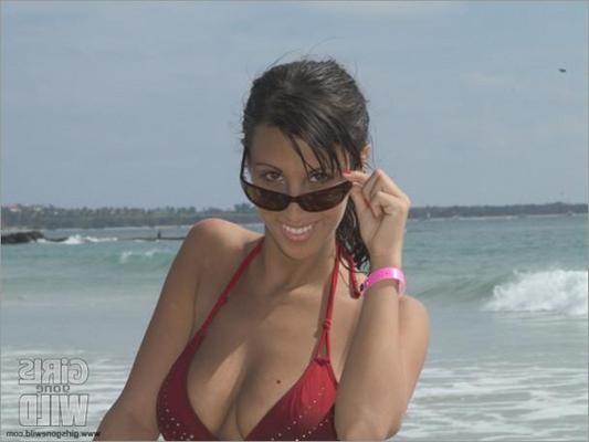 15P 巨乳の若いビキニ女がはつらつとしたおっぱいを見せる