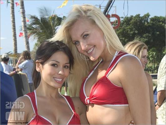14P Sexy cheerleaders on spring break