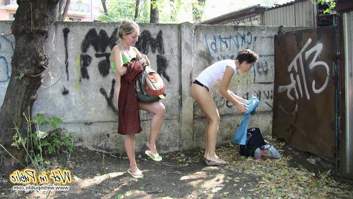 16P Dos amigas viajeras no encuentran el baño y se orinan en los pantalones