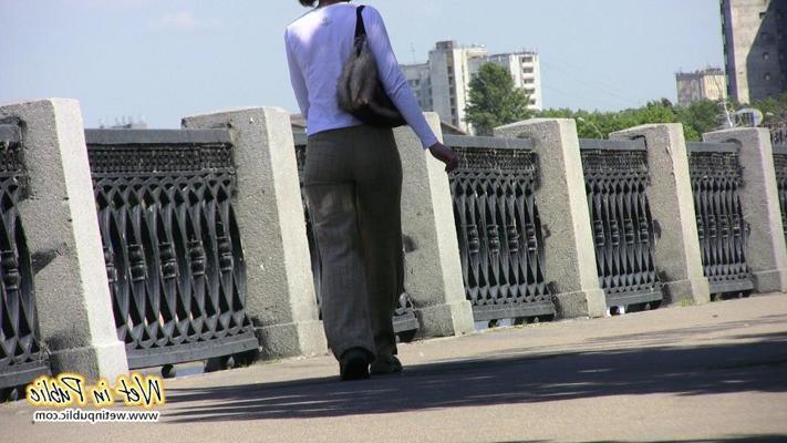 10P Amateur pisser relaxes too soon and wets her pants on an embankment