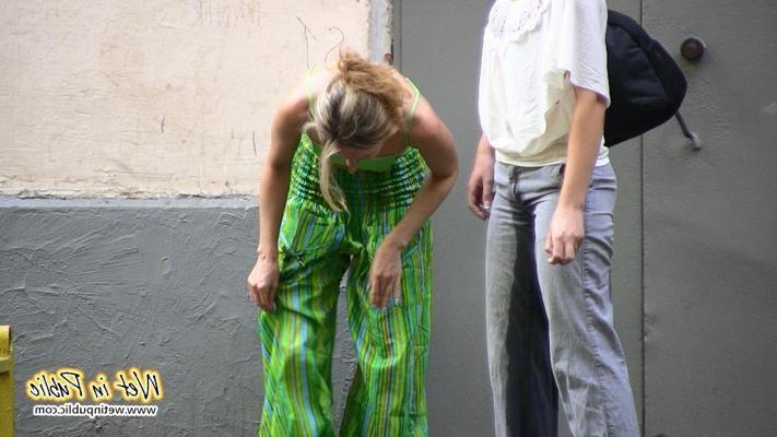 16P Two silly chicks can't find the keys and end up wetting their pants