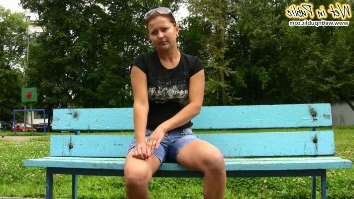 12P Девушка в тенях держится, чтобы рассмотреть свои абсолютно мокрые шорты