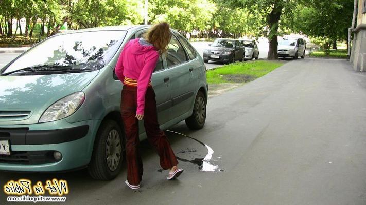 12P Nena traviesa orina en sus sexys pantalones carmesí detrás de un auto en el patio