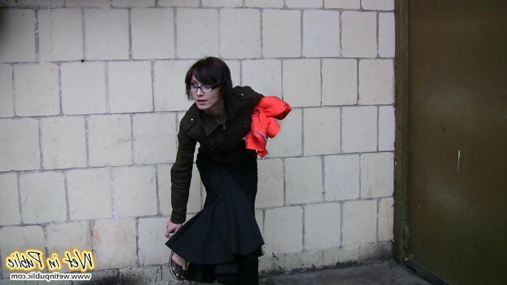 15P Short-hair gal in glasses pisses in her red pants under people glances