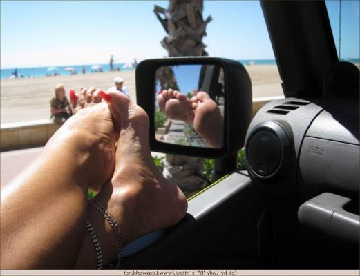 12P Kinky lady Barbara gets her toes sucked in the car