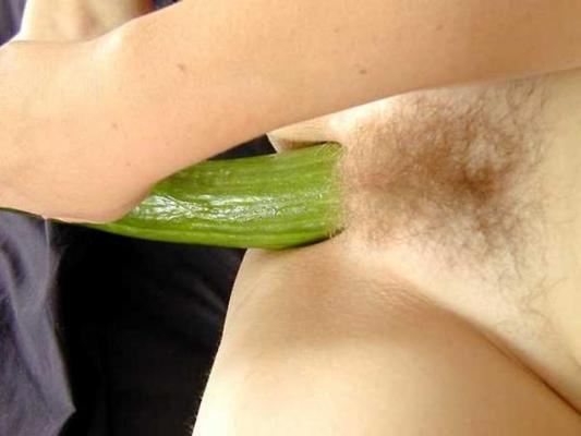 15P Une blonde salope baise un concombre monstre