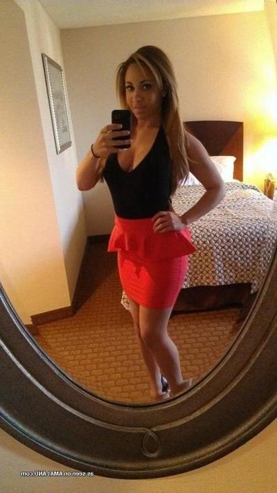 10P Selection of an ebony honey camwhoring in a hotel room