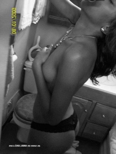 10P Sexy ebony teen teasing self-shot pictures
