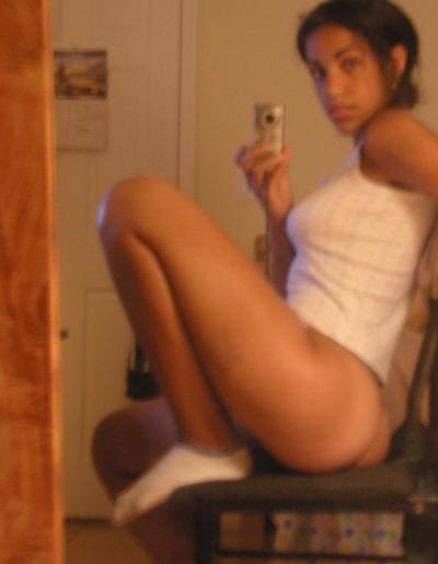 15P Ebony teen gfs posing for cell phone pics