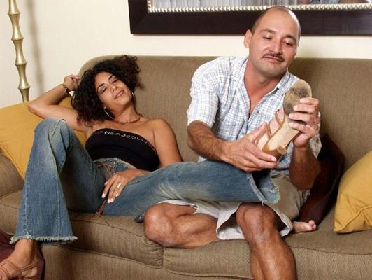 20P Chatte léchée et pilonnée, une femme d'ébène excitée sur un canapé