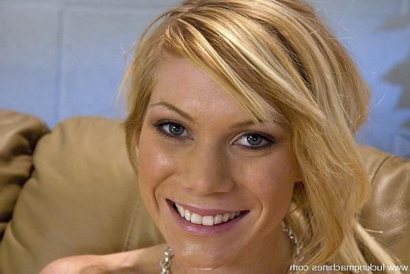15P Blonde Sasha Sin getting here pussy fucked with fast machine