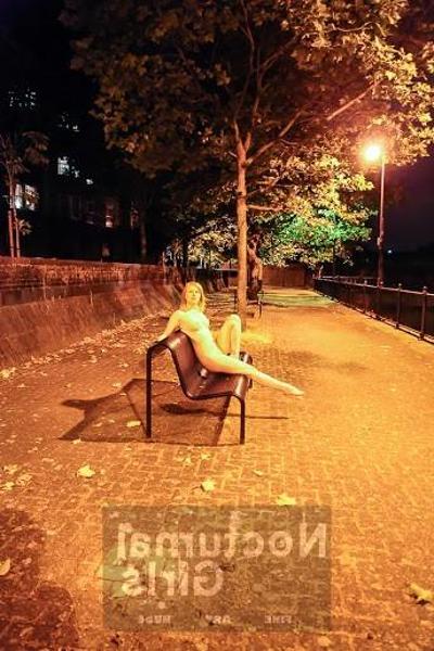 8P Blondes Mädchen posiert nachts nackt im Freien
