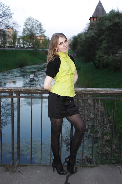 25P Nylon - upskirt - leg 2