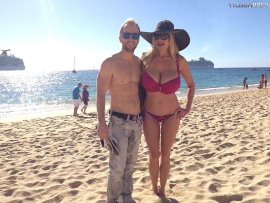16P Kelly madison muestra sus grandes tetas durante unas vacaciones en la playa