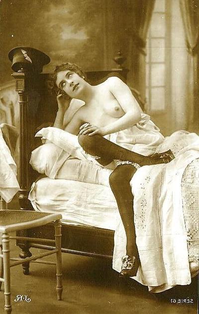15P Vintage nude woman pics