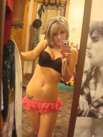 15P Amadora loira tira fotos de seu corpo nu