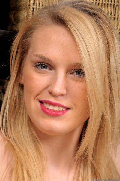 15P Hairy Blonde Hottie Shows Off Her Amazingly Beautiful Body