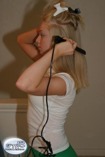 16P Blonde amateur teen putting on makeup