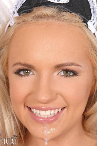 15P Britney Spring im Dienstmädchen-Outfit lutscht einen großen Schwanz