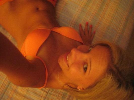 16P Hot naked babes making good use of their camera phones