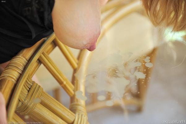 16P Femme enceinte coquine traire ses seins et lécher son propre lait