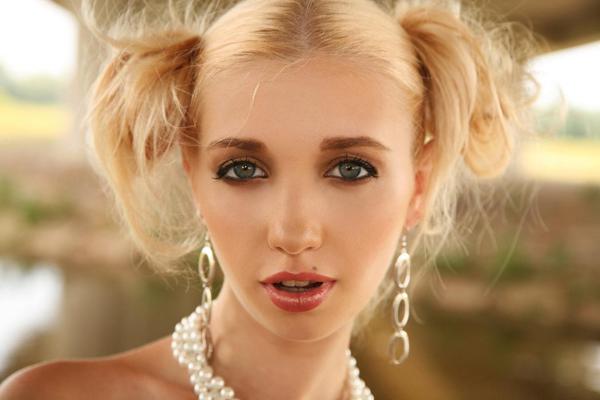 15P Pretty blonde met art teenie spreading tight pussy