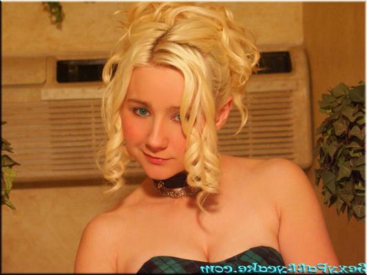 20P Busty blonde punk girl ready for prom