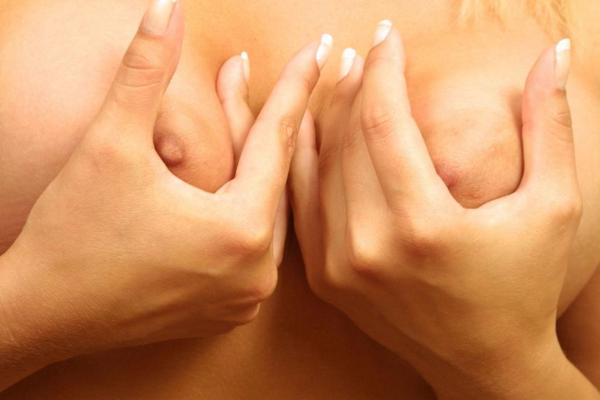 20P Geiles blondes, molliges Luder befummelt ihre Titten und ihre haarige Muschi