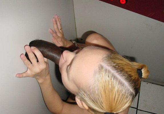15P Blonde Nymphomanin lutscht viele Schwänze durch ein Gloryhole
