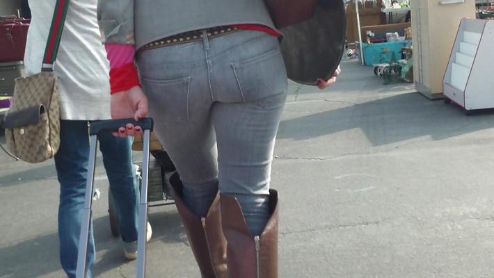25P Une ado sexy aux fesses serrées en jeans