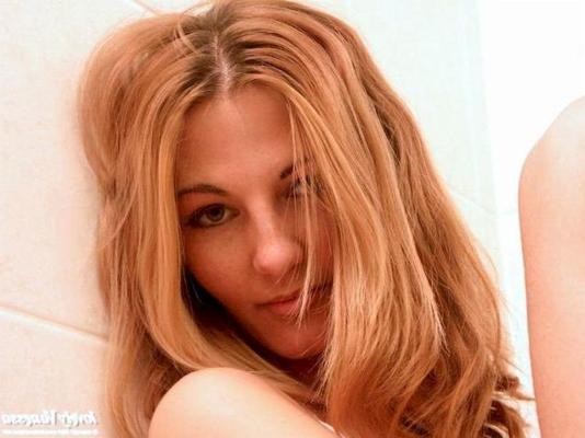 16P Blonde show off her big natural boobs