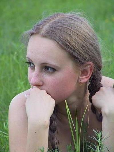 21P Blonde freshman spreads in nature