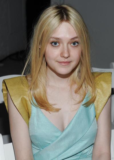 7P Dakota Fanning schönes Mädchen, wunderschönes Dekolleté...