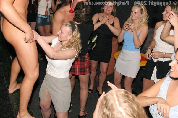 11P Party housewives at the club screwing dancers