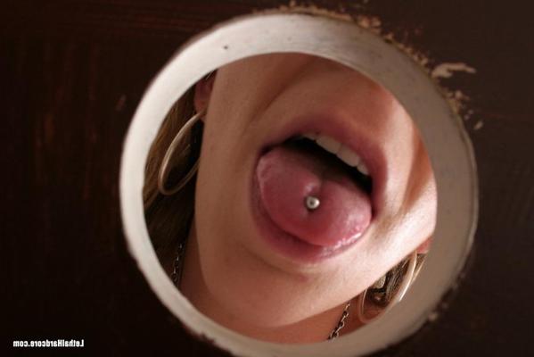 16P Sara Jay, blonde aux gros seins, suce une bite au Gloryhole.