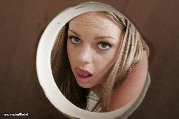 16P Katy Karson suce une énorme bite au Gloryhole et montre son cul
